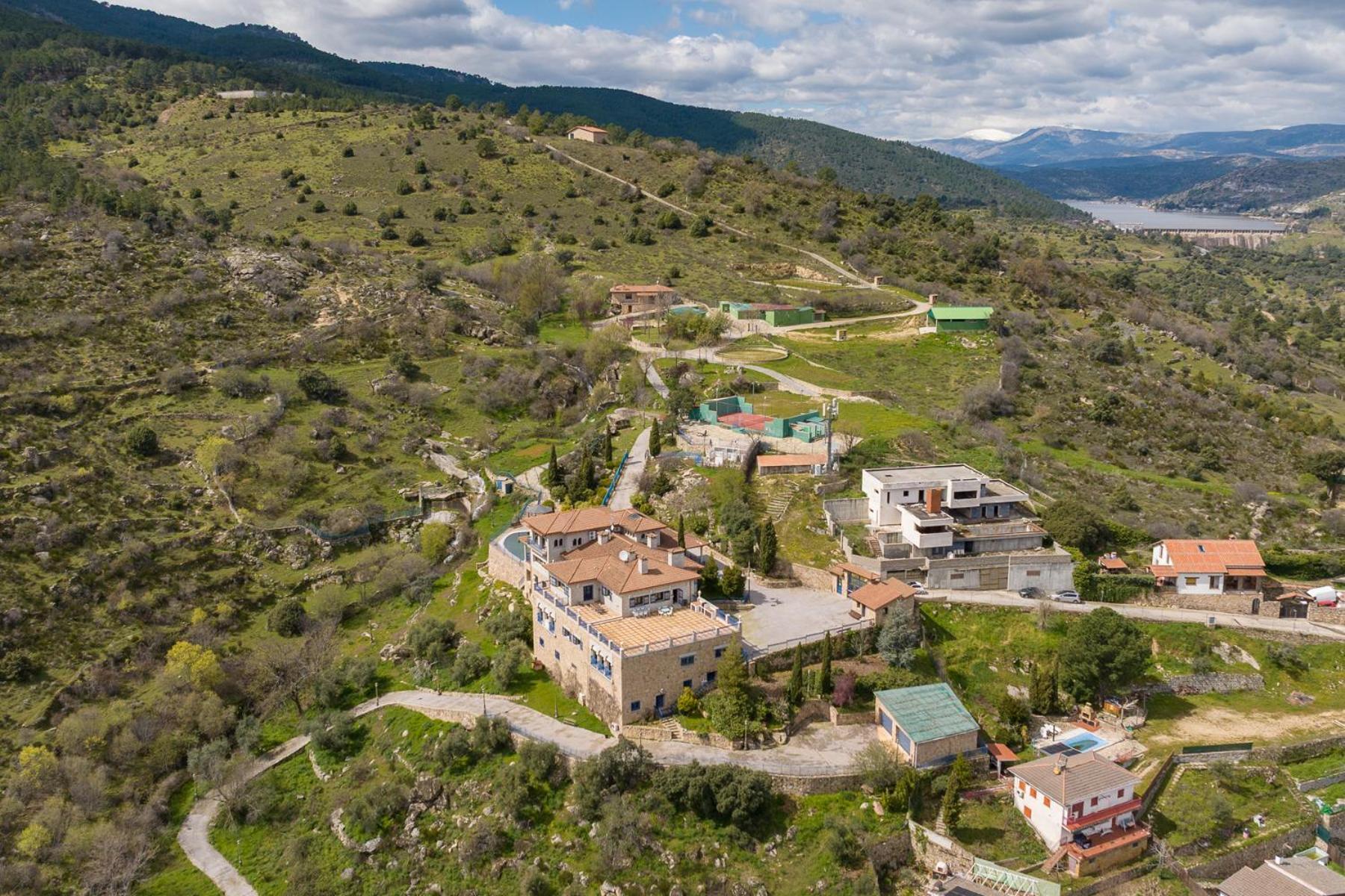 Mansion Con Jacuzzi A 40 Grados, Gran Piscina Y Padel Villa El Tiemblo Exterior photo